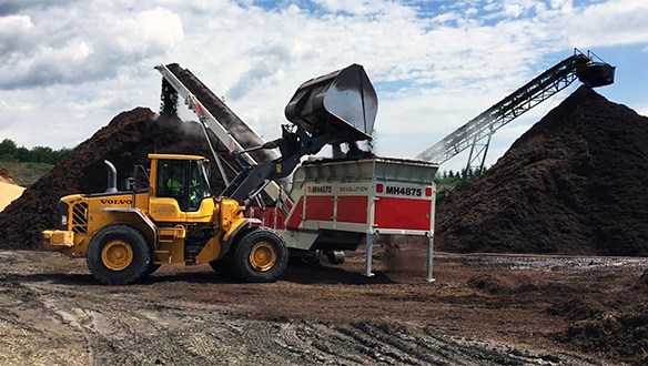 MH 5680 stockpiling mulch from wheel loader